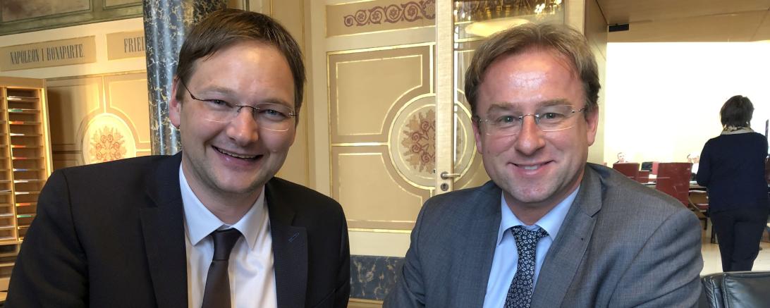 Das Bild zeigt MdL Wolfgang Fackler (rechts) im Gespräch mit Bayerns Verkehrsminister Dr. Hans Reichhart.