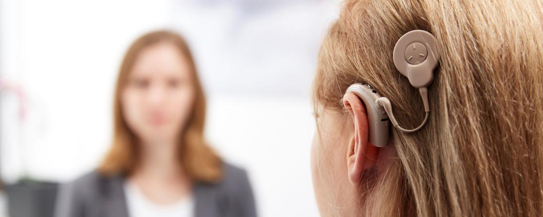 Wem selbst Hörgeräte keine ausreichende Hilfe mehr bieten, dem können Hörimplantate ein Leben in der Welt des Hörens ermöglichen