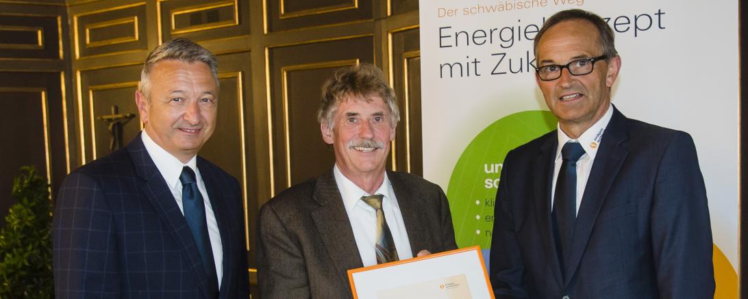 (v.l.n.r.): Uwe Sommer, Prokurist schwaben netz, Gerhard Martin, erster Bürgermeister in Rain, und Helmut Kaumeier, Leiter Kommunalkunden erdgas schwaben.