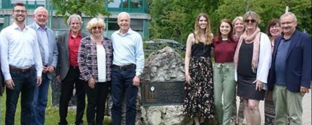 Der Neffe von Hans Leipelt und dessen Familie beim Besuch der Hans-Leipelt-Schule in Donauwörth.