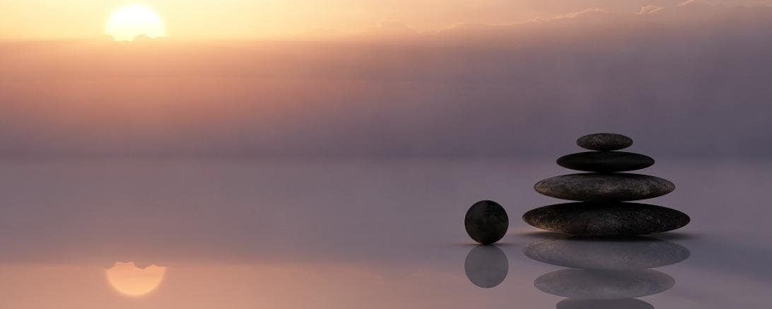 Steine im Gleichgewicht übereinander gestapelt