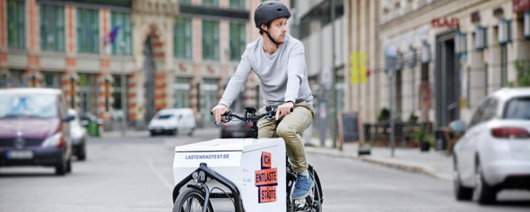Die Stadtratsfraktion GRÜNE-FRAUENLISTE hat Oberbürgermeister Hermann Faul gebeten als Test ein Lastenfahrrad bei der Verwaltung einzusetzen.