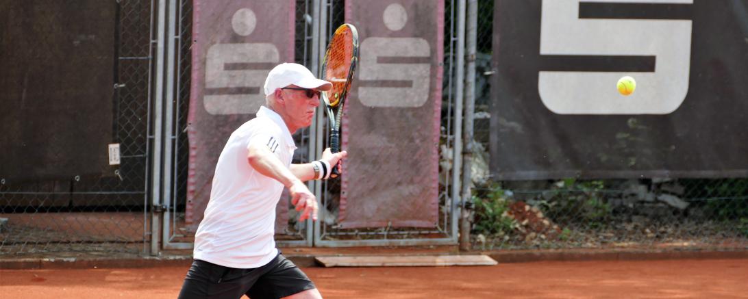 Den Ball voll im Fokus. Trotzdem konnte Karl Fleischmann sein Einzel nicht gewinnen.