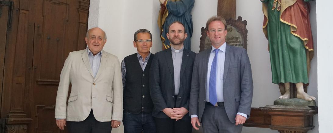 Wolfgang Fackler (rechts), überbrachte bei einem Ortstermin gute Nachricht an (von links) den Kirchenpfleger und Dritten Bürgermeister Gottfried Hänsel, Architekt Reiner Schlientz und Stadtpfarrer Wolfgang Gebert. 
