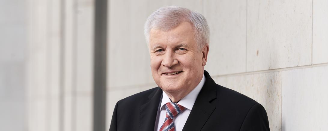 Das Bild zeigt ein Portrait des Bundesinnenministers Horst Seehofer