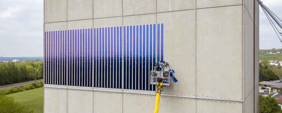 Die neuartige Solarfolie erschließt zusätzliche Potentiale zur Stromerzeugung aus Photovoltaik auf Fassadenflächen – Montagearbeiten bei der Schneller Mühle in Donauwörth. 
