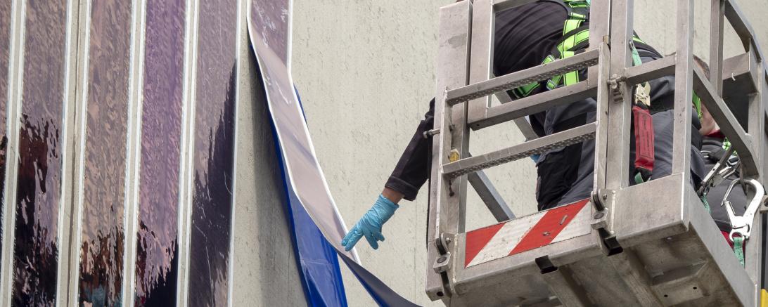 Die Solarfolie ist sehr dünn und biegsam und wird einfach auf die Fassade geklebt.