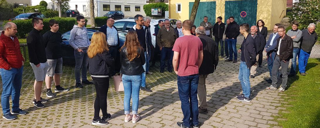CSU-OB-Kandidat Steffen Höhn (Mitte) vor dem alten Schulhaus Pfäfflingen im Gespräch mit der Landjugend und Vertretern verschiedener Pfäfflinger Vereine.