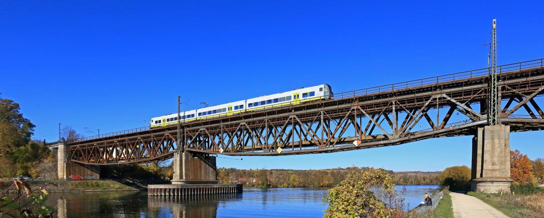 Agilis-Zug überquert die Sinzinger Donautalbrücke