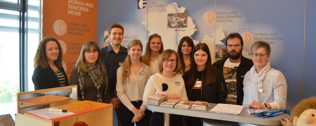 Das Bild zeigt (v.l.n.r.): Regina Kalteiß, Nadine Greß, Matthias Omasreiter, Nicole Sporer, Theresa Kuchenbaur, Karin Lüdtke-Engel, Natascha Friedl, Alina Zöbelin und Doris Grau.