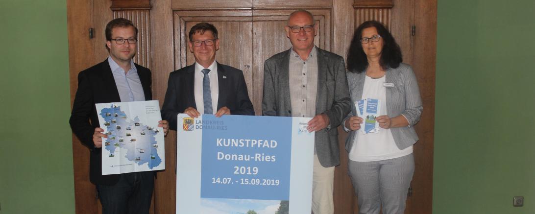 Freuen sich über den baldigen Start des Projektes Kunstpfad Donau-Ries 2019: Regionalmanager Klemens Heininger, Landrat Stefan Rößle, Kurator Prof. Wolfgang Mussgnug und Projektleiterin Hildegard Frank.