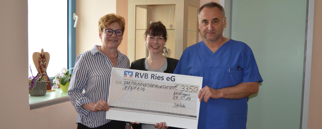 Das Bild zeigt (von links nach rechts): Monika Stelzle, Caroline Stelzle und Chefarzt Dr. Thomas Handschuh bei der Spendenübergabe auf der Palliativstation.