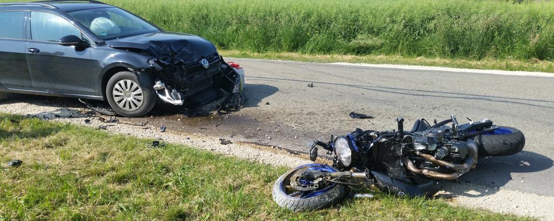 Bild von dem verunfallten Motorrad und Pkw.