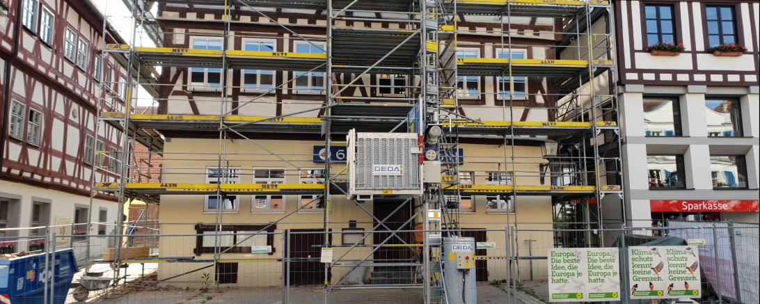 Hotel Krone Oettingen mit Gerüst