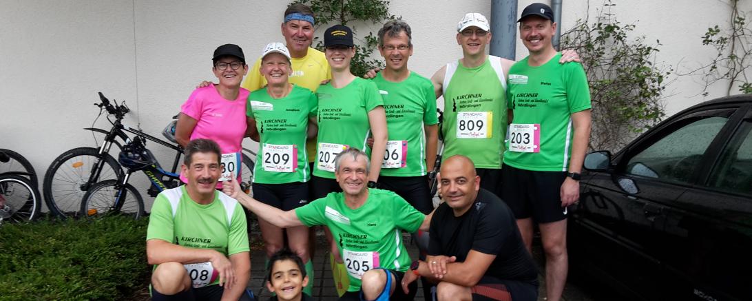 Auf dem Foto im Regen kurz vor dem Start vorne von links Klaus Wurscher, Elia Guiseppe Pacini, Hans Niederhuber und Francesco Pacini; dahinter von links Andrea Grimmeisen, Anneliese Zinke, Horst Leberzammer, Christina Satzenhofer, Bernhard Satzenhofer, Michael Dambacher und Stefan Kirchner.