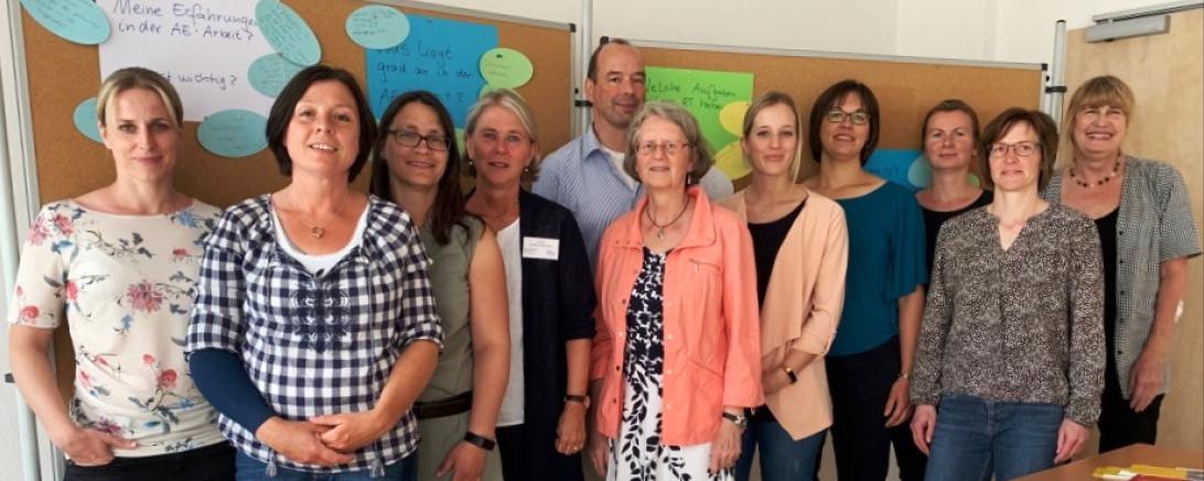 Die Mitarbeiter/innen des Runden Tisches für Alleinerziehende im Pfarrheim Zu Unserer Lieben Frau in Donauwörth, vierte von links die Seelsorgerin für Alleinerziehende im Bistums Augsburg Anne Kohler-Hoffmann, die zusammen mit Hedwig Leib von der Seelsorgeamt Außenstelle Donauwörth zum 3. Treffen eingeladen hatte.