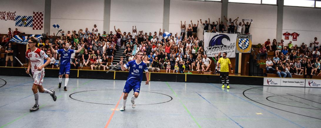 Das Bild zeigt Topscorer Quentin Roger (Nr. 79) und All-Star-Team Stürmer Michael Bachmann (Nr. 86) von Donau Floorball im Finale gegen die Red Hocks aus Kaufering.