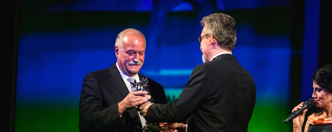 Das Bild zeigt Oberbürgermeister Hermann Faul und Primator Miroslav Žbánek bei der Preisverleihung im Mährischen Theater in Olomouc. 