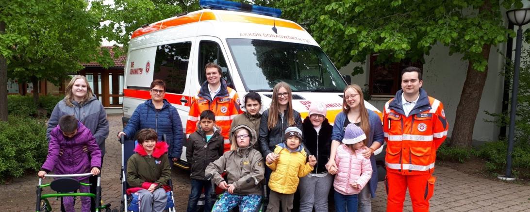 Kinder und Betreuerinnen der Grundschulstufe, Rettungsdienst links René Brandt rechts Marco Paul