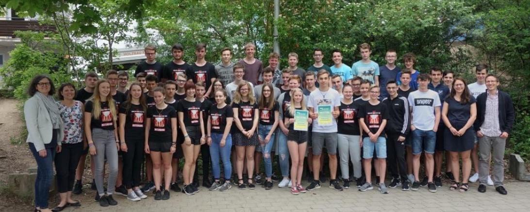 Zur Gewinnübergabe mit den Schülerinnen und Schülern waren die Konrektorin Frau Waschner-Probst (links im Bild), die Lehrkräfte Frau Mutzel (zweite von rechts), Frau Bertl (zweite von links) und Herr Graßl, Präventionsfachkraft vom Landratsamt Donau-Ries (ganz rechts) vor Ort.