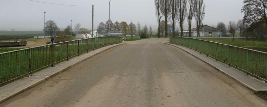 Das Bild zeigt die Brücke 01 über die Eger in Nähermemmingen.