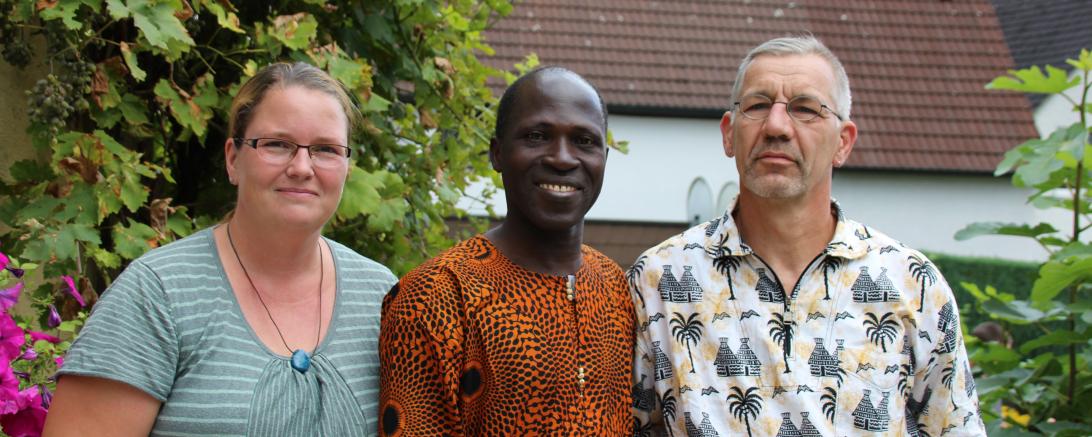Das Bild zeigt die Experiment-Gastfamilie mit ihrem Gast Timothe aus Mali.