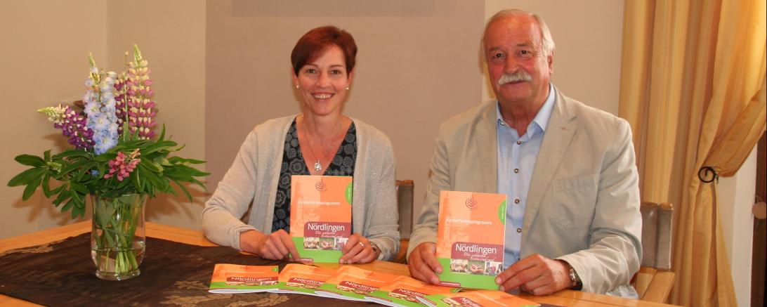 Oberbürgermeister Hermann Faul und Organisatorin Simone Leidel präsentieren das abwechslungsreiche Ferienprogramm.