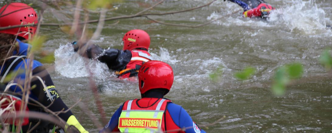 An drei Wochenenden wurden die Einsatzkräfte aus den Wasserwacht Ortsgruppen Bäumenheim, Donauwörth, Rain und Wemding in den Bereichen Sanitätswesen und Wasserrettung noch intensiver für die Einsatzbewältigung ausgebildet. 