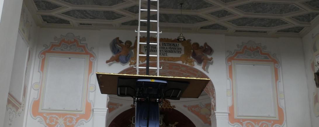 Zur Beförderung der empfindlichen Fracht griffen die Experten der Firma Schwertberger auf eine clevere Transportlösung zurück: Zum Einsatz kam ein akkubetriebener Materialaufzug des Herstellers GEDA-Dechentreiter GmbH & Co. KG aus Asbach-Bäumenheim.