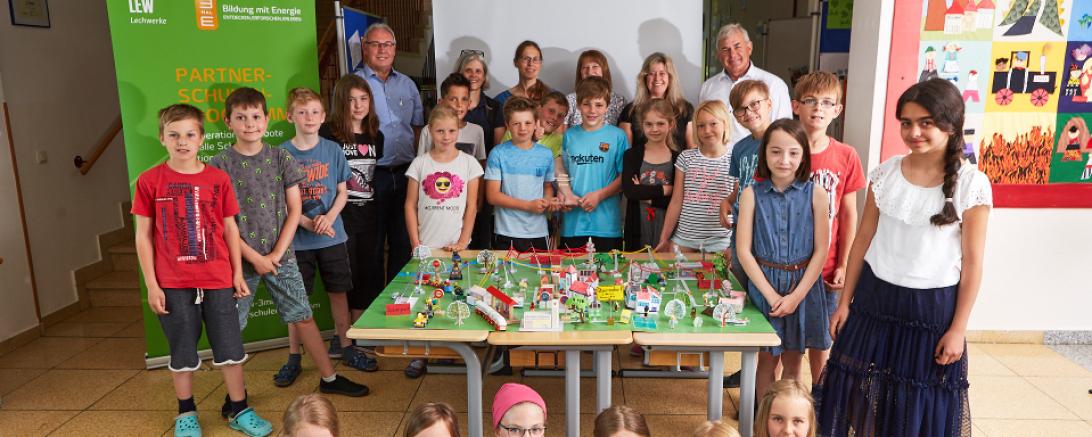 Auf dem Bild (hinten v.l.): LEW-Kommunalbetreuer Siegfried Oberfrank, Klassenleiterin Monika Hörmann, Elternbeirätin Karin Zellhuber, Klassenelternsprecherin Patricia Schmidt, Schulrektorin Petra Wirth und Oberndorfs 1. Bürgermeister Hubert Eberle mit den Schülern der 4. Klasse. 