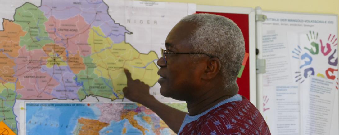Der stellvertretende Botschafter aus Burkina Faso Isidore Taro besuchte am vergangenen Donnerstagvormittag die Ausstellung zum Thema Afrika an der Mangoldschule in Donauwörth. 