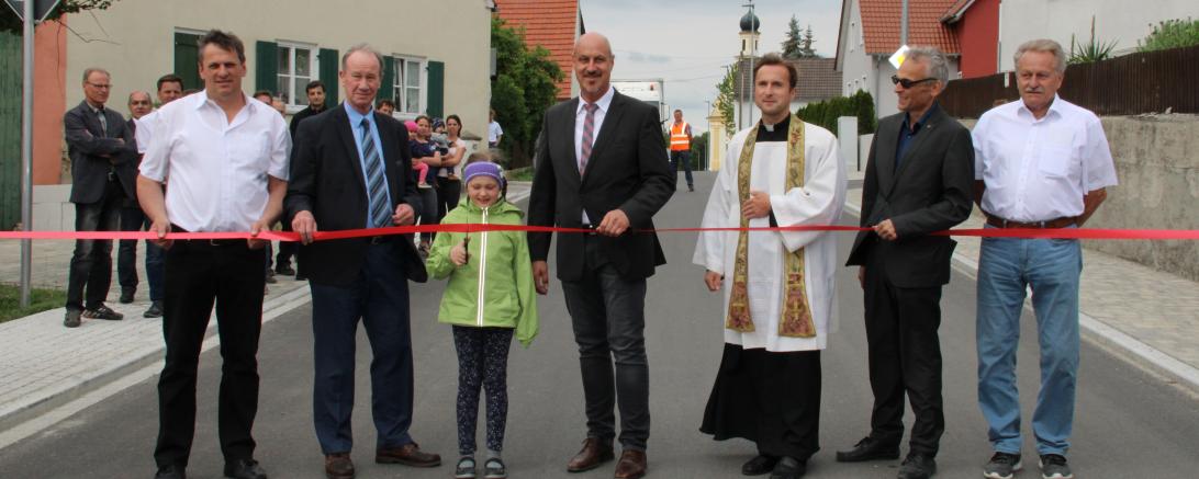 Alfons Schneider (2. Bürgermeister), Alexander Mayr (Amt für Ländliche Entwicklung), eine junge Freiwillige, Harald Müller (1. Bürgermeister), Pfarrer Jan Lazar, Stefan Greineder (Staatliches Bauamt Augsburg) und Reinhard Pfost (Ingenieurbüro Trautmann)