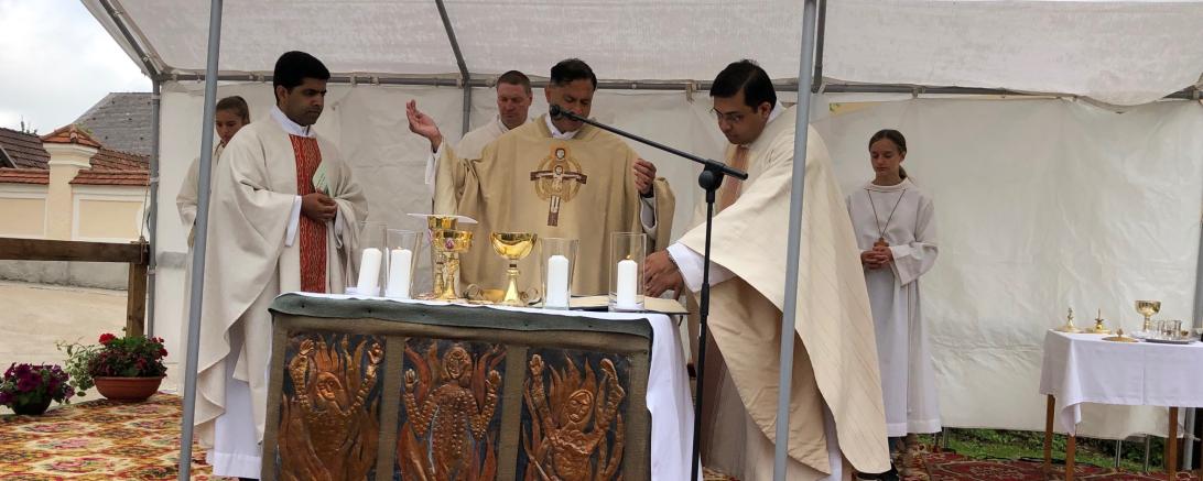 Sie feierten den Festgottesdienst zum Patrozinium des heiligen Johannes des Täufers auf dem Klosterhof in Holzen v.l.n.r.: Pfarrer Linson Thattil, Diakon Michael Ey, Pfarrer Norman D´Souza und Kaplan Sanoj Mundaplakkel. 
