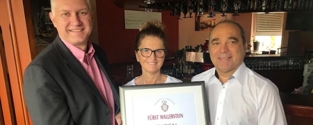 Das Fürst Wallerstein Brauhaus beglückwünscht die Inhaberfamilie Hanschek zu „30 Jahren Eichendorffstüble“ in Nördlingen. 