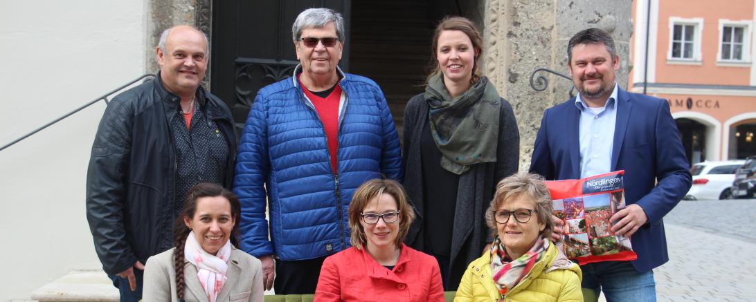Stehend (v.l.): Stadträte Markus Hager und Erich Geike, Jugendsozialarbeiterin Jana Niederlöhner, Stadtrat Alexander Deffner, vorne: Oberrechtsrätin Nicole Schwarz sowie die Stadträtinnen Maximiliane Böckh und Sonja Kuban