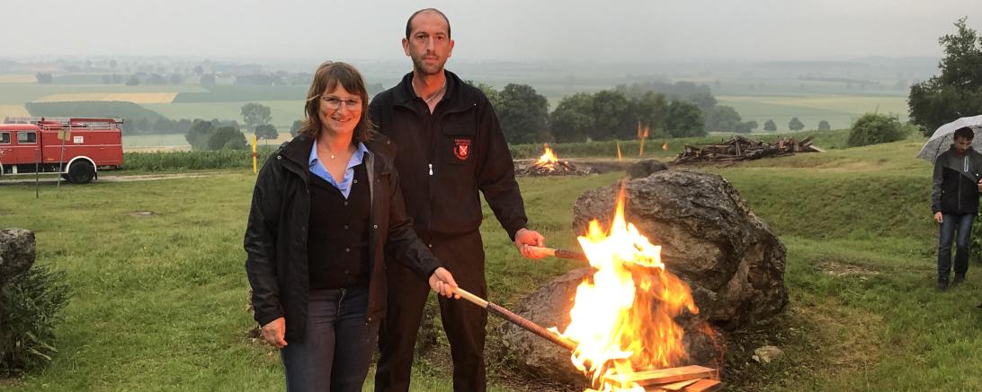 Symbolisch zündeten Bürgermeisterin Petra Wagner und Kommandant Daniel Härtle in den Feuerschalen ein kleines Sonnwendfeuer an.
