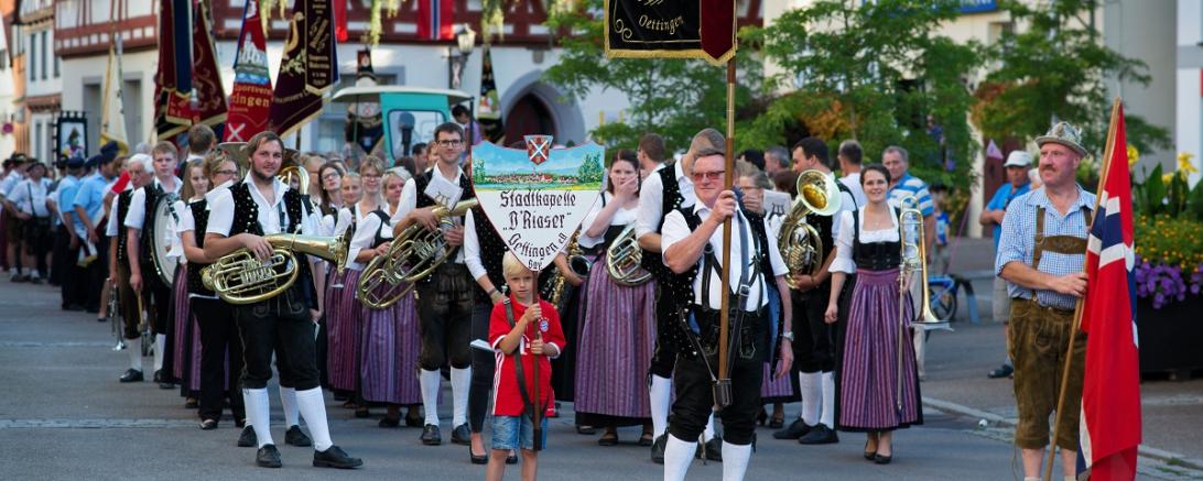 Das Bild zeigt die Jakobikirchweih in Oettingen.