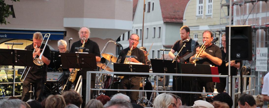 Das Bild zeigt die Stadtjazzerey in Aktion am Freitag, 26. Juli 2019, nach dem Auftritt der Stadtkapelle, die bei der Veranstaltungsreihe „Musik am Marktplatz“ bereits um 18:00 Uhr vor St. Georg musiziert.