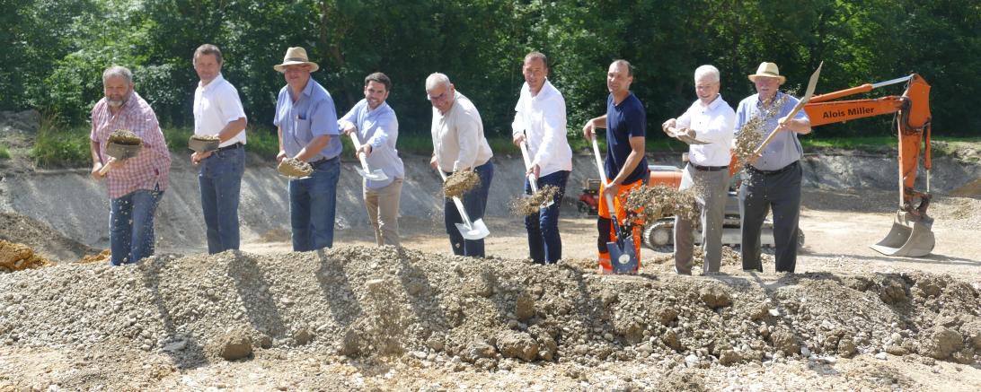 Am Mittwochvormittag fand der Spatenstich für die neue Kläranlage in Oberndorf statt. Auf dem Bild zu sehen: 3. Bürgermeister Alois Kühling, 2. Bürgermeister Alexander Klein, Arturo Perrez, örtlicher Bauleiter, Bürgermeister Hubert Eberle, Projektleiter Mario Bitsch, Klärwärter Stefan Rieger, Dr. Neithard Müller und der stellvertretende Landrat Reinhold Bittner. 