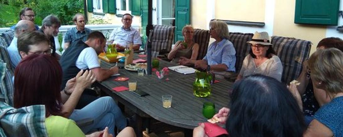 Auf der Terasse des Schorner Schlosses fand ein erstes „Brainstorming“ zum Förderprojekt „Rainer Winkel-Kulturforum“ mit den Teilnehmern statt. Ludwiga Baronin Herman (Bildmitte, weisse Bluse) zeigte sich sehr erfreut über den Besuch und sagte Ihre Unterstützung beim Aufbau des Forums zu!   