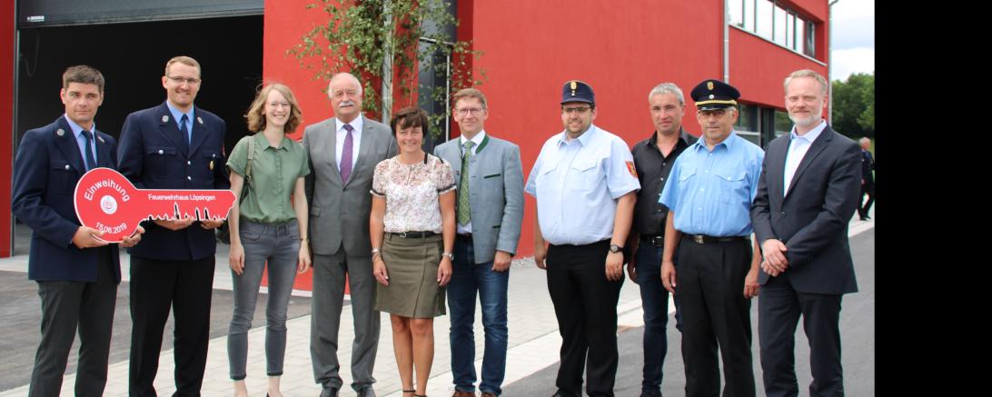 Bei der offiziellen Schlüsselübergabe: Christian Heinle, Alexander Wunder (beide FFW Löpsingen), MdL Eva Lettenbauer (Bündnis 90/Die Grünen), Oberbürgermeister Hermann Faul, Ortssprecherin Gudrun Gebert-Löfflad, Landrat Stefan Rößle, Stadtbrandinspektor Marco Kurz, Architekt Jürgen Eichelmann, Kreisbrandrat Rudolf Mieling und MdL Ulrich Singer (AfD). 