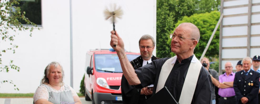Pfarrer Dr. Gerhard Riese (vorne) und Pfarrer Andreas Funk segneten den Neubau.