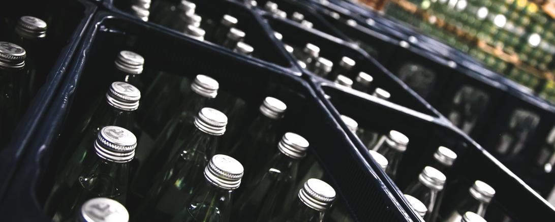 Lieber mit Glasflaschen für die Umwelt klappern – meint die Gewerkschaft NGG.