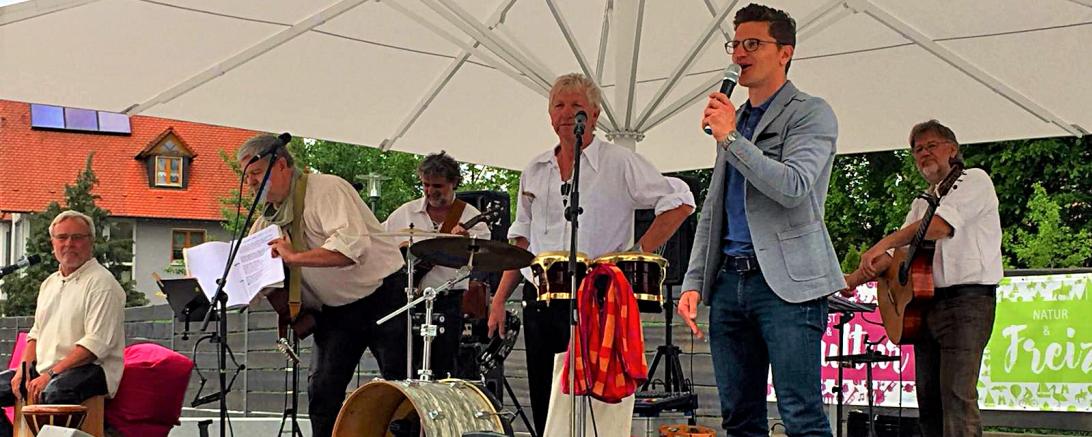 Anmoderiert von David Wittner (2. v.r.) erntete die Band Nordilo viel Applaus für ihren engagierten Auftritt auf der Landesgartenschau in Wassertrüdingen.
