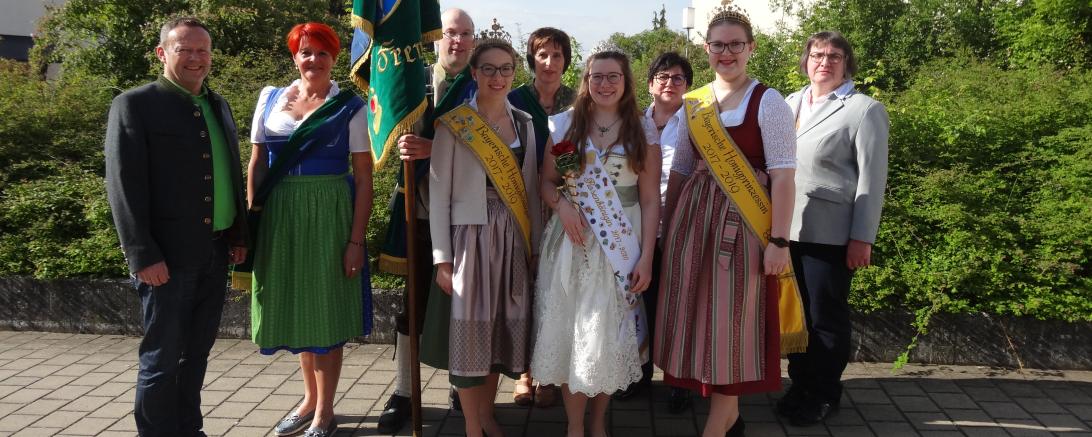 Das Foto zeigt von links: Ernst Rosenwirth, Vorsitzender des Obst- und Gartenbauvereins Wemding, Lydia Strohhofer, Fahnenbegleiterin, Christian Frank, Fahnenträger, Bayerische Honigkönigin Katharina Eder, Martina Rosenwirth, Fahnenbegleiterin, Schwäbische Rosenkönigin Karina Strehle, Karola Schwab, Vorsitzende des Kreisverbands für Gartenbau und Landschaftspflege Donau-Ries, Bayerische Honigprinzessin Doris Grünbauer und Josefine Mayer, Kreisvorsitzende der Imker im Landkreis Donau-Ries.
