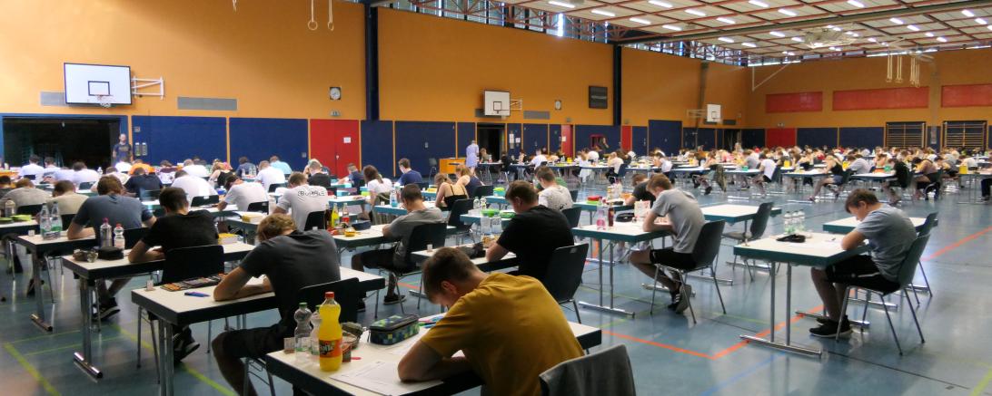 Das Bild zeigt die Abschlussprüfungen der Staatlichen Realschule Rain.