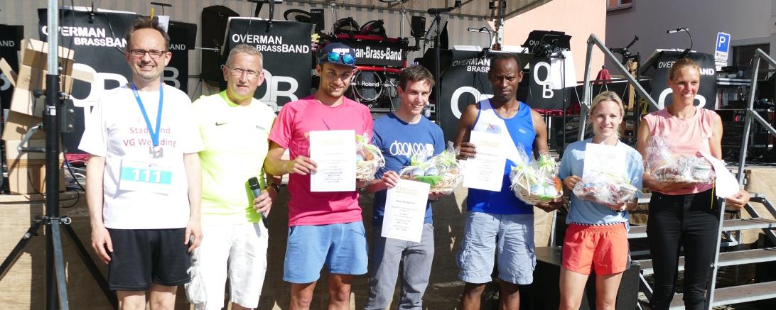 Die besten Läufer im Überblick (auf dem Bild mit Bgm. Drexler und Norbert Krompaß).