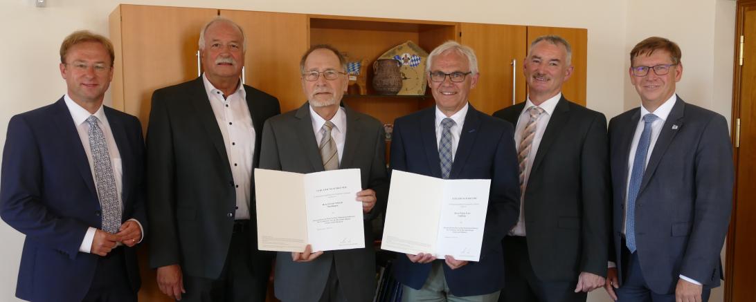 Am vergangenen Mittwochvormittag wurden Ernst Schieck aus Nördlingen und Walter Ernst aus Erlingshofen für ihre ehrenamtliche Arbeit mit dem Ehrenzeichen für Verdienste ausgezeichnet. Auf dem Bild zu sehen (von links): MdL Wolfgang Fackler, Oberbürgermeister Hermann Faul, Ernst Schieck, Walter Ernst, Bürgermeister Karl Malz und Landrat Stefan Rößle. 