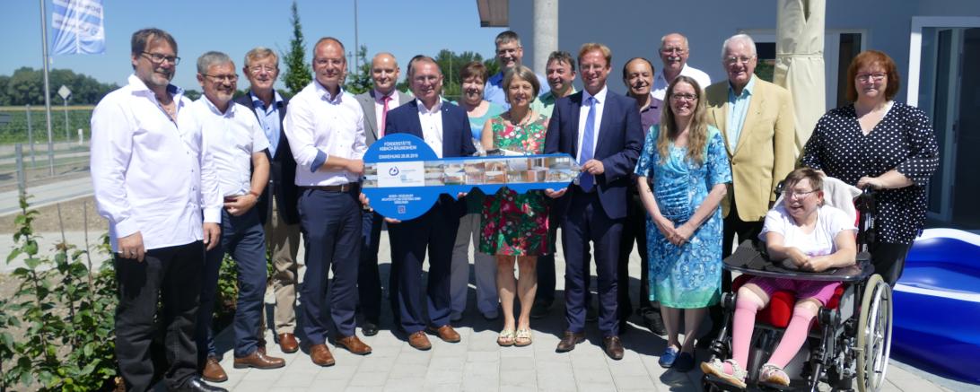 Innerhalb von zehn Monaten entstand in der Anton-Jaumann-Straße in Asbach-Bäumenheim eine Förderstätte der Lebenshilfe. Symbolisch wurde gestern der Schlüssel an die Verantwortlichen übergeben. 
