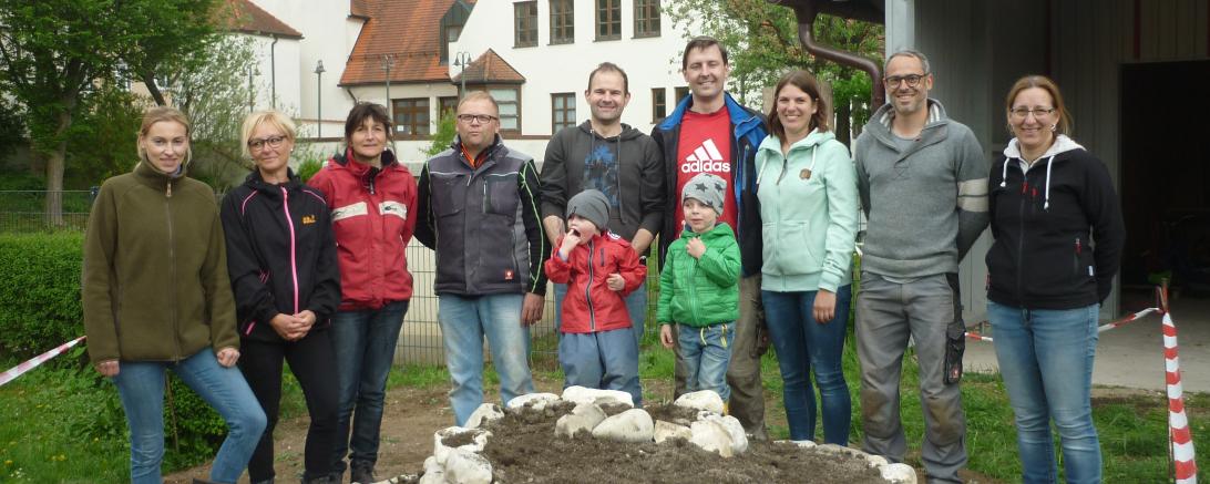 Das Bild zeigt E. Kimmerle, G. Keilhack, S. H.-Böhm, Hr. Schmidt, Hr. Brinz mit Vitus, Hr. u. Fr. Menzel mit Robin, B. Zucker und B. Kaltenegger beim Bau der Kräuterschnecke.